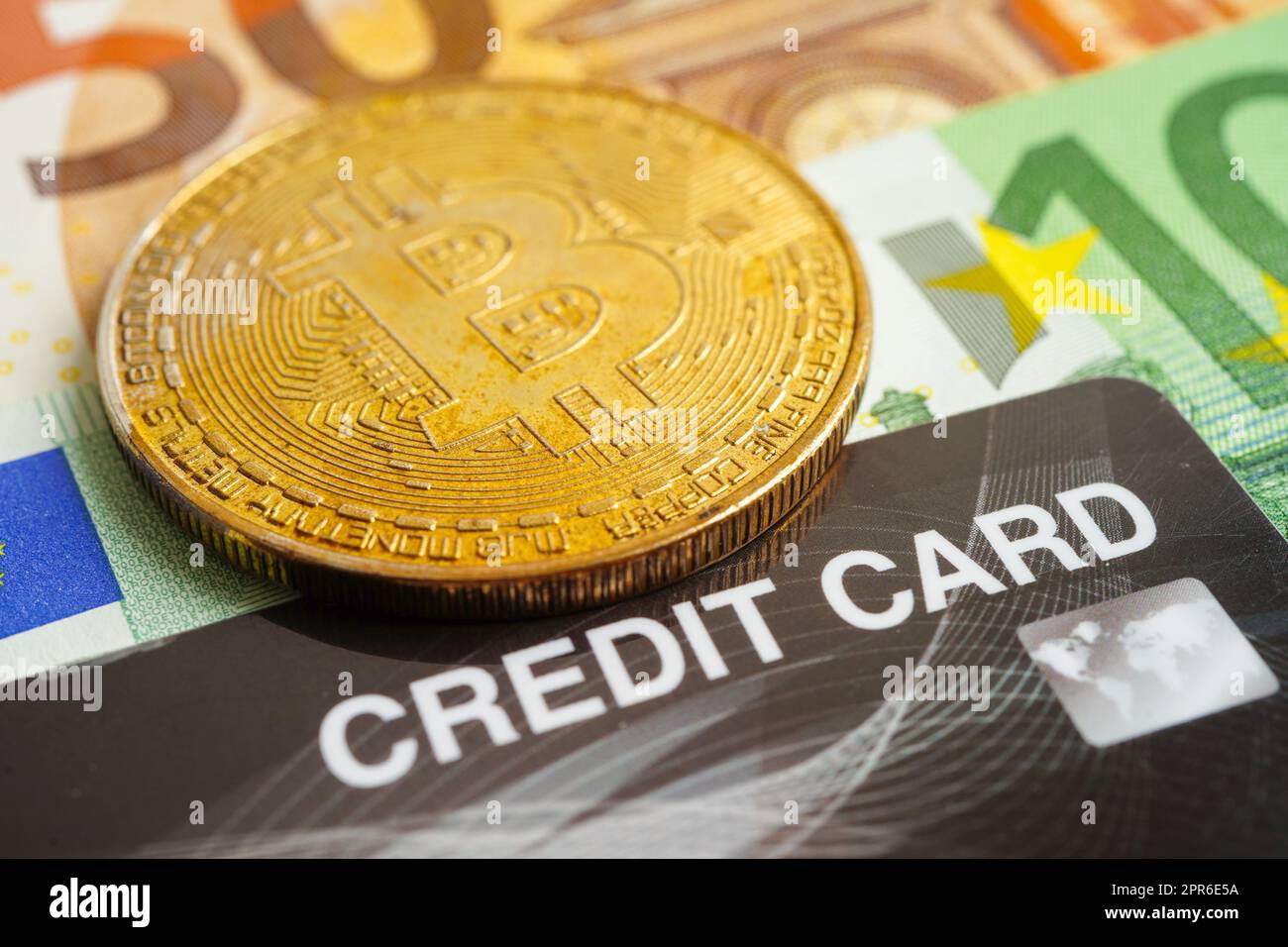 Bangkok, Thaïlande - 15 décembre 2021 bitcoin doré avec carte de crédit sur des billets en dollars US argent pour les affaires et le commerce, monnaie numérique, crypto-monnaie virtuelle. Banque D'Images