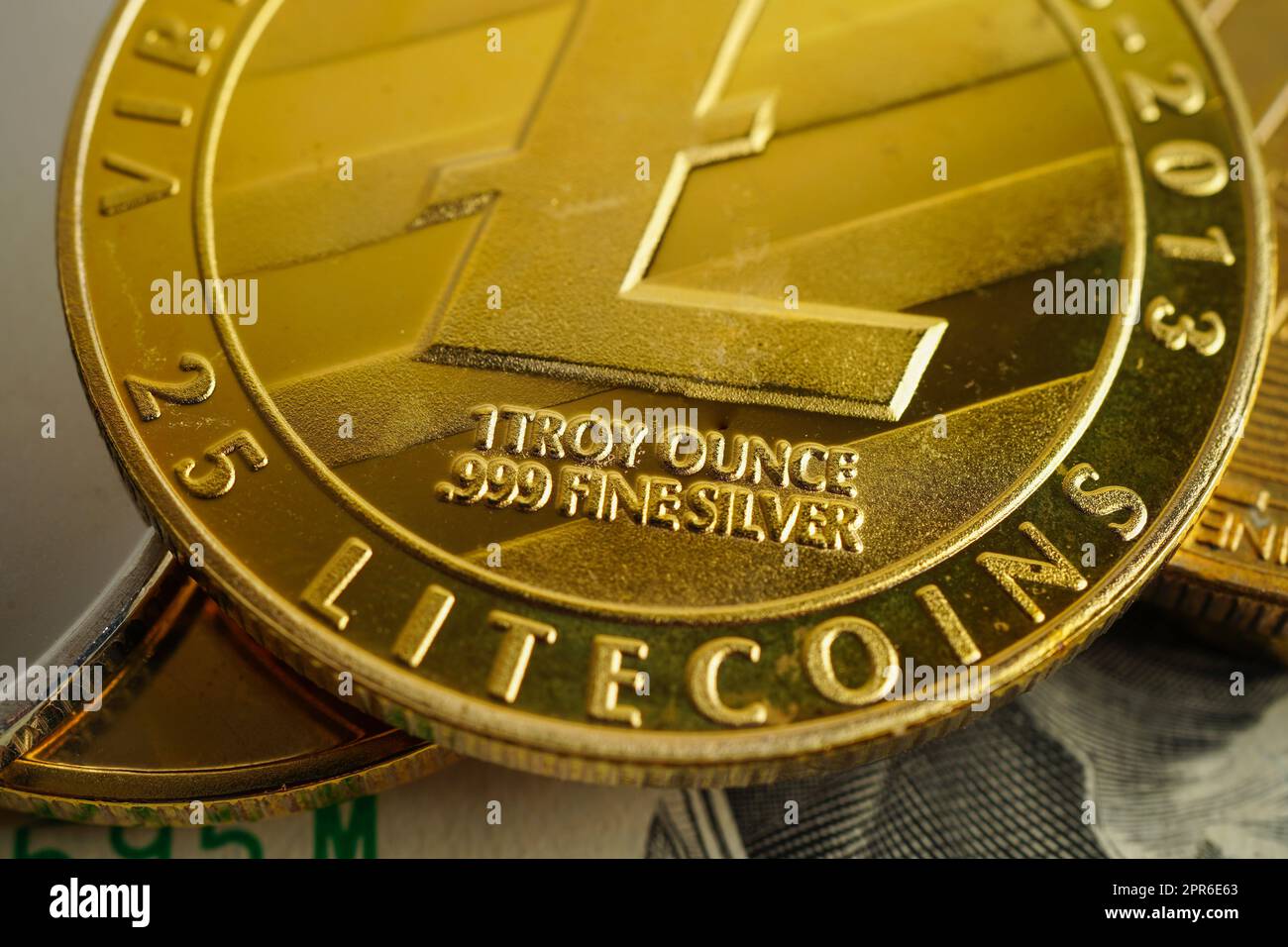 Bitcoin d'or sur les billets en dollars américains argent pour les affaires et le commerce, monnaie numérique, crypto-monnaie virtuelle, technologie blockchain. Banque D'Images
