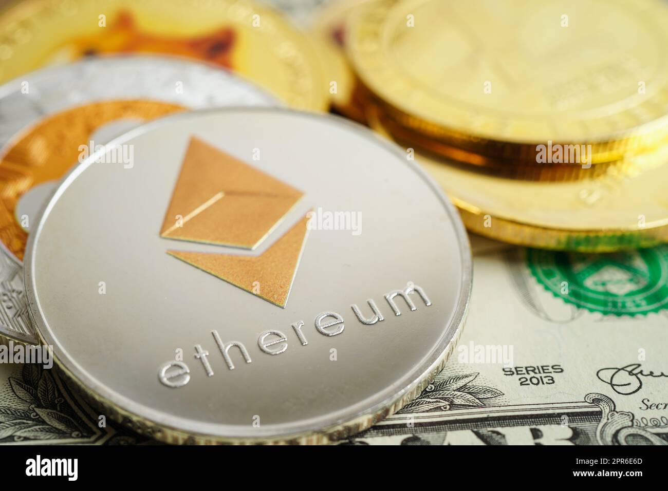 Bitcoin d'or sur les billets en dollars américains argent pour les affaires et le commerce, monnaie numérique, crypto-monnaie virtuelle, technologie blockchain. Banque D'Images