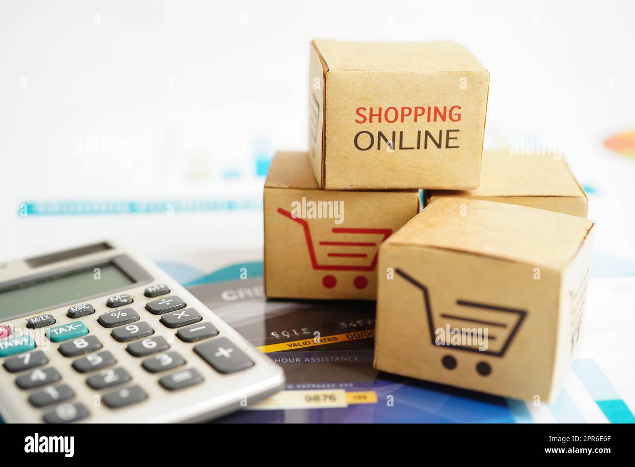 Achat en ligne, panier sur calculatrice, import export, finance commerce. Banque D'Images