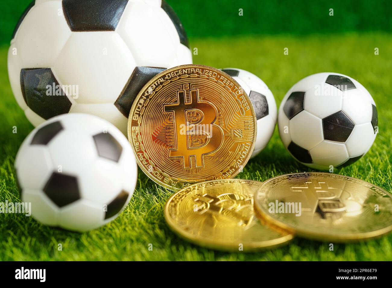 Bitcoin d'or avec ballon de football ou de football, crypto-monnaie utilisée dans les Paris sportifs en ligne. Banque D'Images