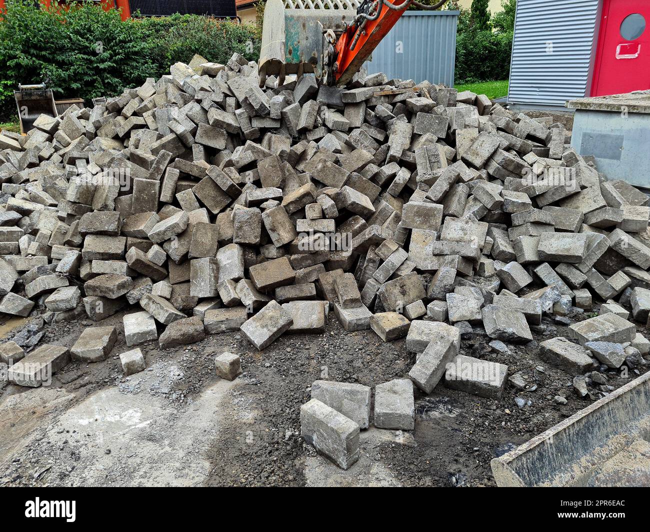 Pelle hydraulique pelle le matériau de construction de pierres sur un chantier de construction Banque D'Images
