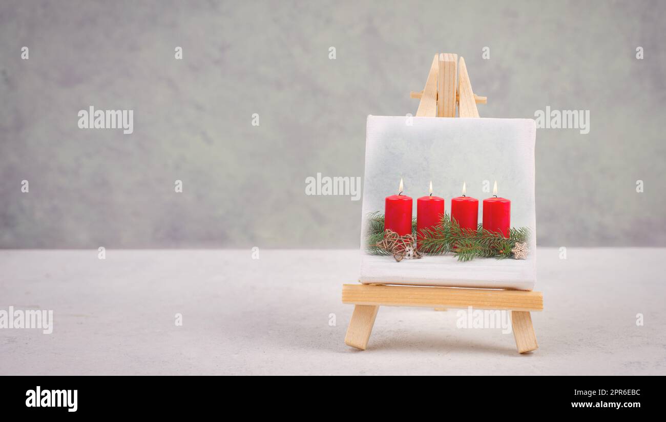 Couronne de l'AVENT, décoration de noël avec bougie rouge, dessin sur un chevalet, espace de copie pour le texte, carte de vœux des fêtes Banque D'Images
