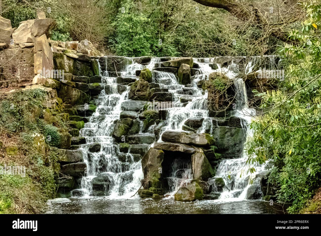 Cascade ornementale à Virginia Water, Surrey, Royaume-Uni Banque D'Images