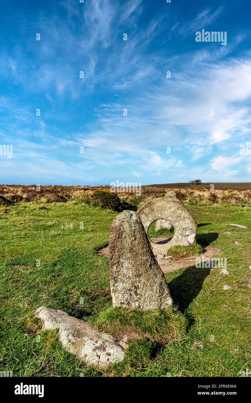 Men-an-Tol connu sous le nom de Men an Toll ou Crick Stone - petite formation de pierres debout à Cornwall, Royaume-Uni Banque D'Images