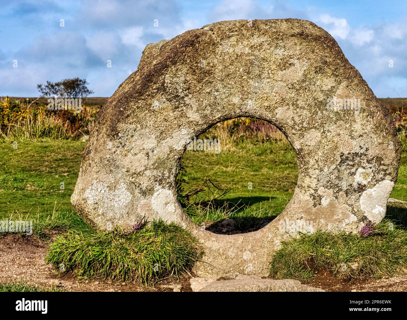Men-an-Tol connu sous le nom de Men an Toll ou Crick Stone - petite formation de pierres debout à Cornwall, Royaume-Uni Banque D'Images