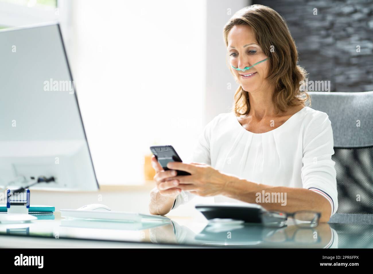 Patient malade avec canule nasale Banque D'Images