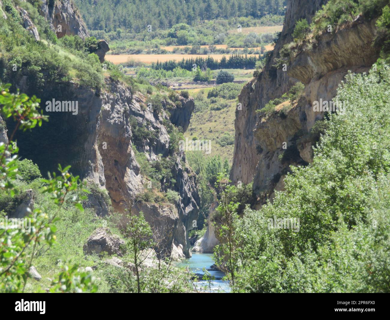 magnifique paysage naturel de montagne avec ciel bleu grands rochers et loin Banque D'Images