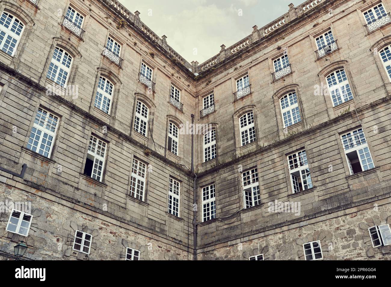 Coin intérieur d'un bâtiment avec la façade en pierre Banque D'Images