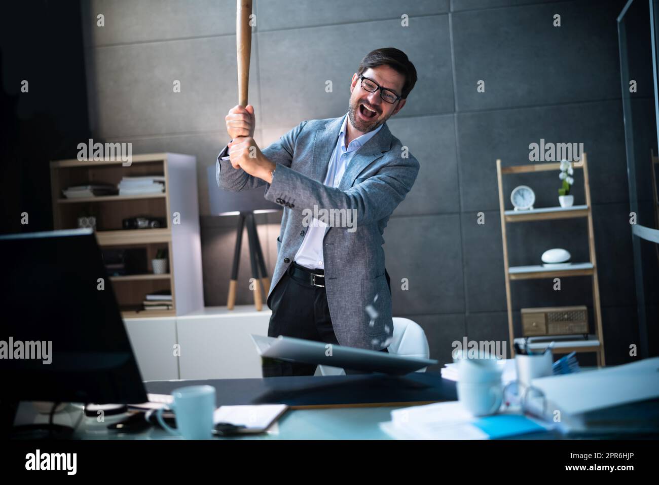 Homme rage au bureau. Stress, colère Banque D'Images