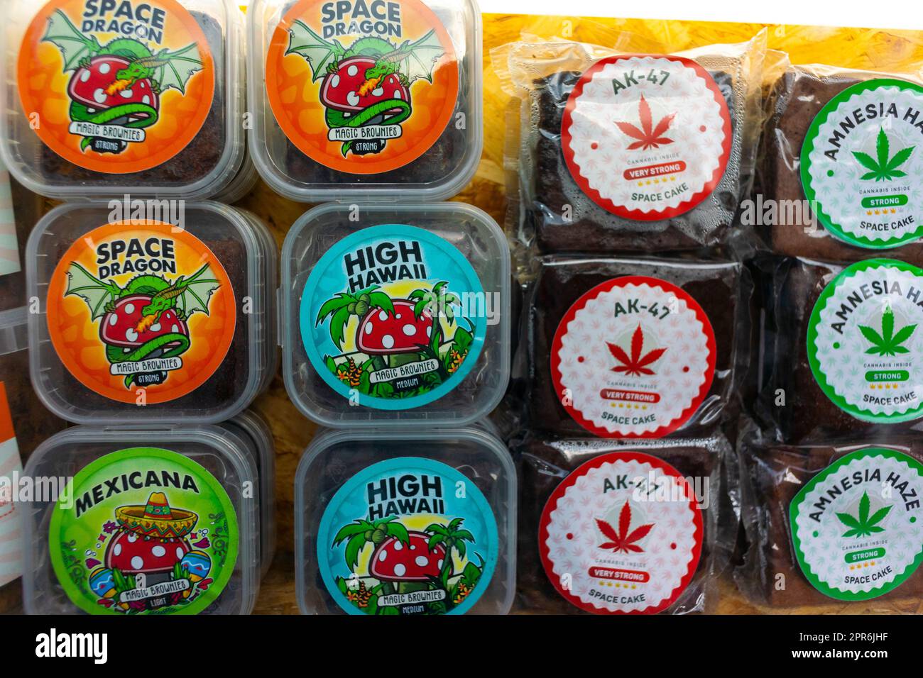 Amsterdam, pays-Bas, détail, produits de consommation de chanvre cannabis en vente dans la fenêtre de la boutique Banque D'Images