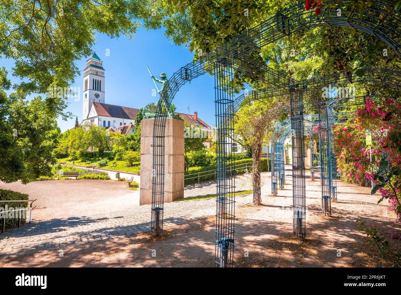 Jardin de fleurs de la ville de Kehl vue sur le parc et l'église Banque D'Images