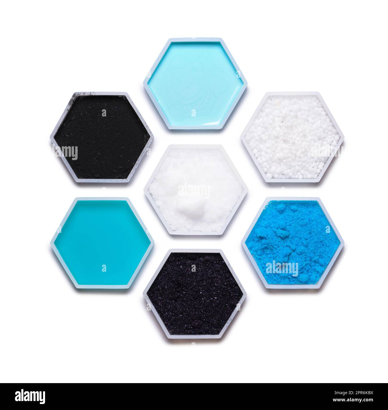 Ingrédient chimique dans un récipient hexagonal de forme moléculaire. Après-shampooing, urée, sulfate de cuivre (II), permanganate de potassium, shampooing liquide, Pastilles de poudre de charbon de carbone et d'hydroxyde de sodium. Banque D'Images