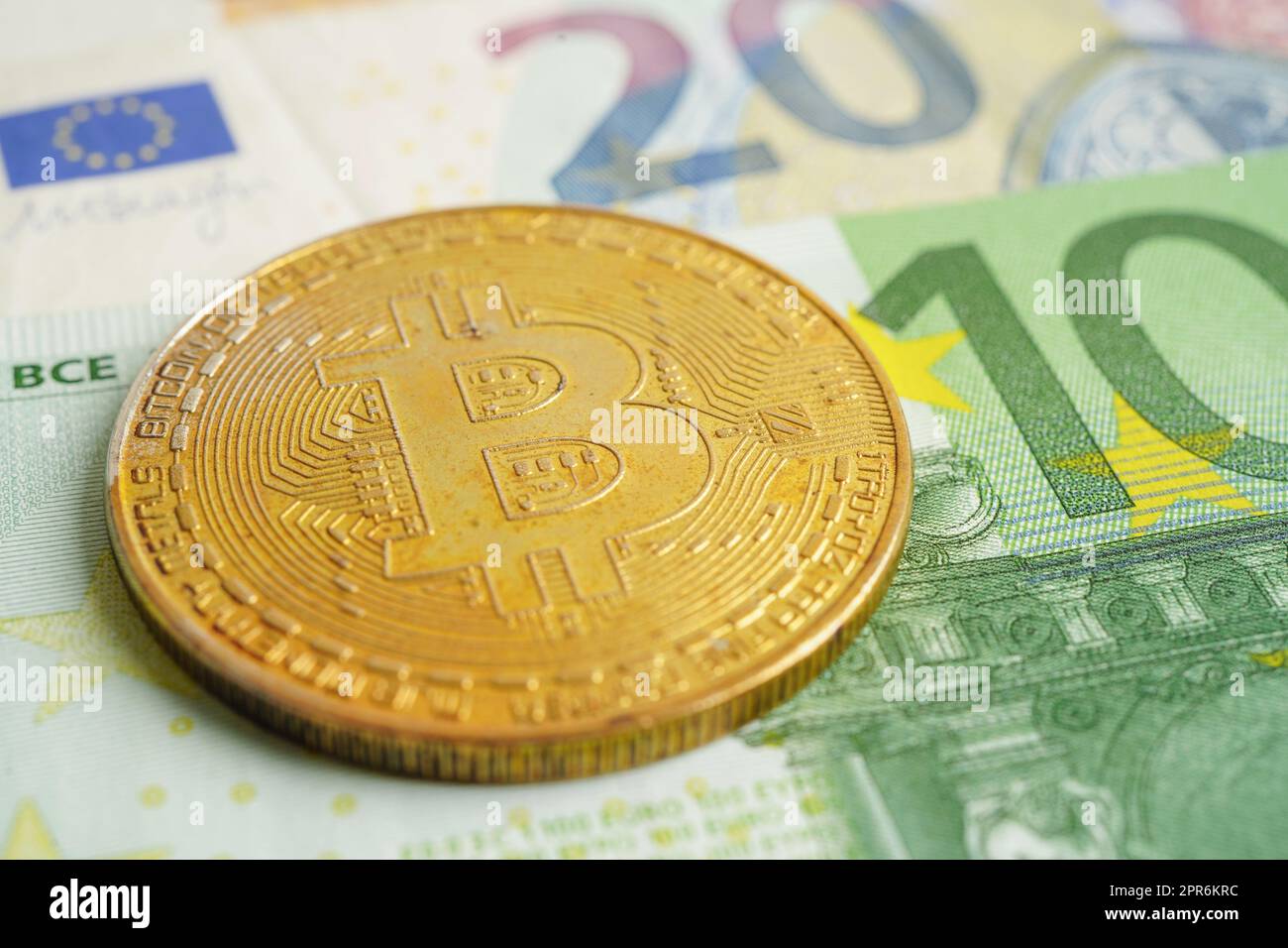 Bitcoin d'or sur les billets en euros argent pour les affaires et le commerce, monnaie numérique, crypto-monnaie virtuelle. Banque D'Images