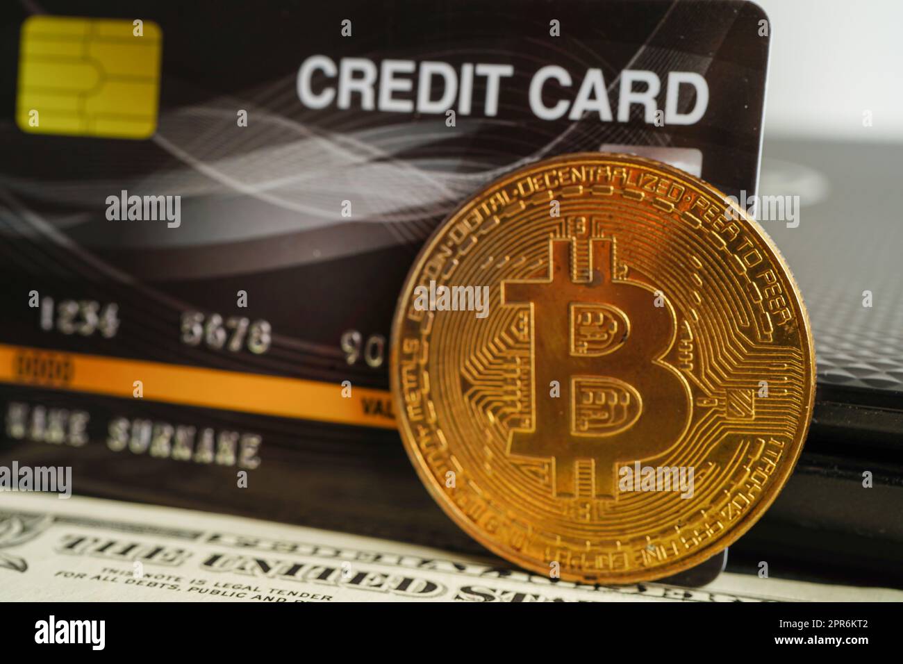 Bangkok, Thaïlande - 15 décembre 2021 bitcoin doré avec carte de crédit sur des billets en dollars US argent pour les affaires et le commerce, monnaie numérique, crypto-monnaie virtuelle. Banque D'Images