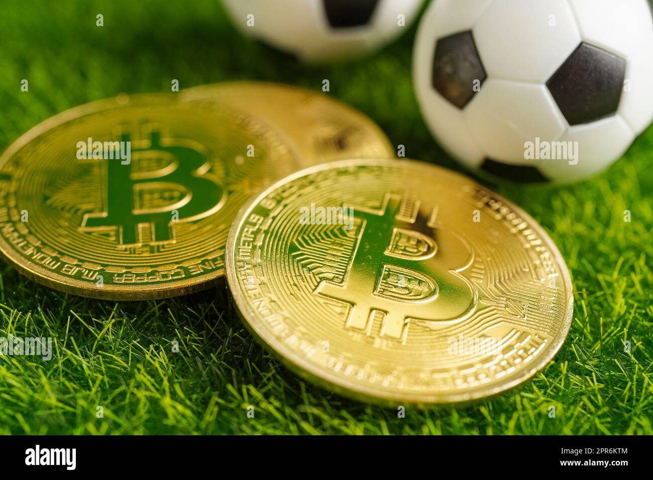 Bitcoin d'or avec ballon de football ou de football, crypto-monnaie utilisée dans les Paris sportifs en ligne. Banque D'Images