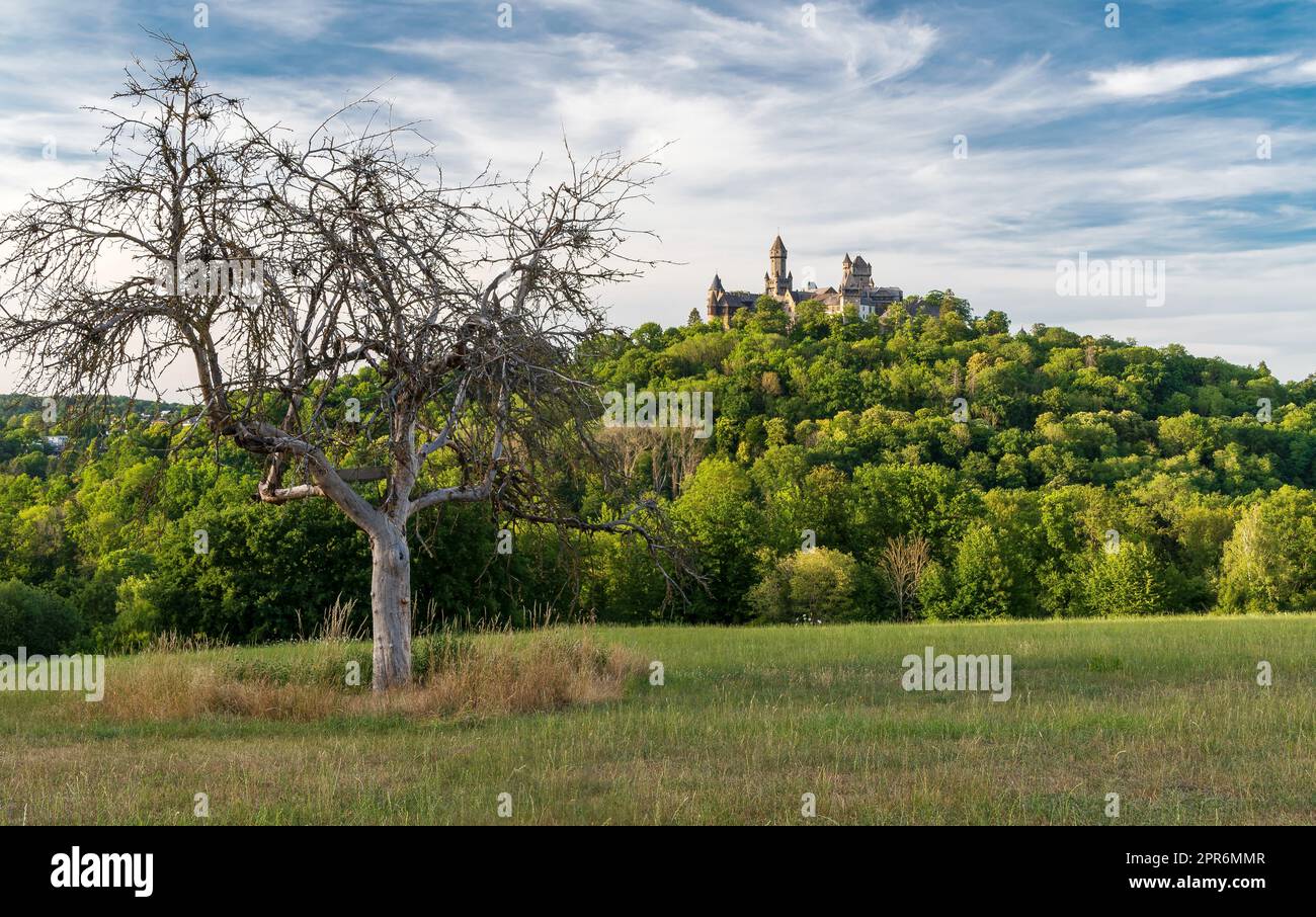 Château de Braunfels dans les montagnes de Taunus au-dessus de la vallée de la rivière Lahn dans l'état de Hesse en Allemagne Banque D'Images