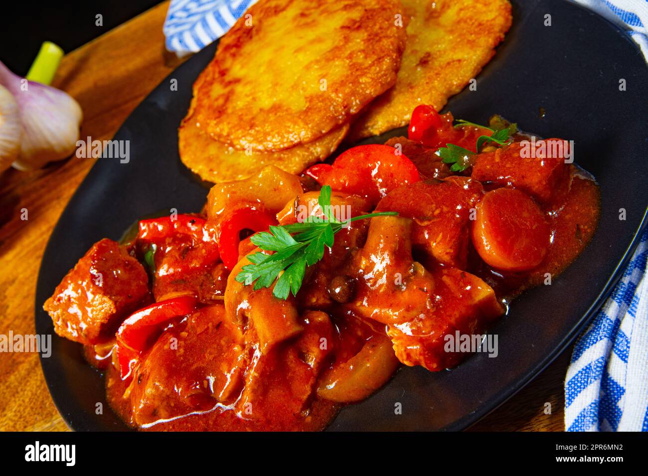 Goulash hongrois d'origine avec crêpes à la pomme de terre Banque D'Images