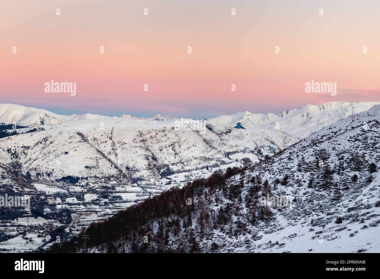 Vue sur les montagnes de Saint Lary Soulan sous la neige en hiver Banque D'Images