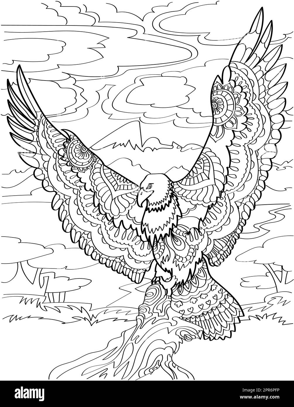 Aigle volant avec ailes Grand ouvert transportant de la nourriture avec fond nuageux. Banque D'Images