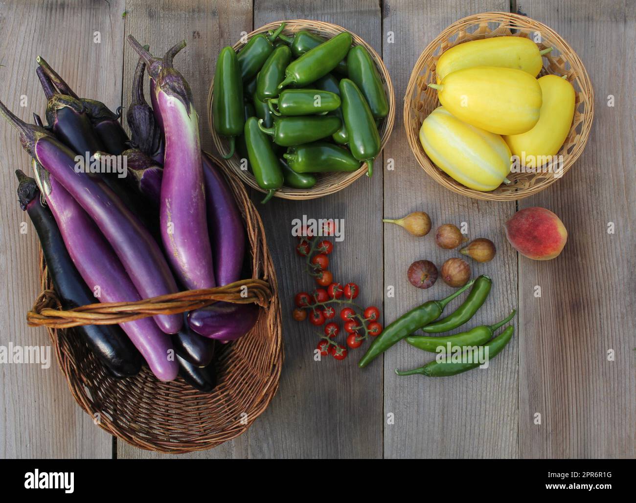 Récolte de légumes d'été - aubergines, poivrons et melons asiatiques Banque D'Images