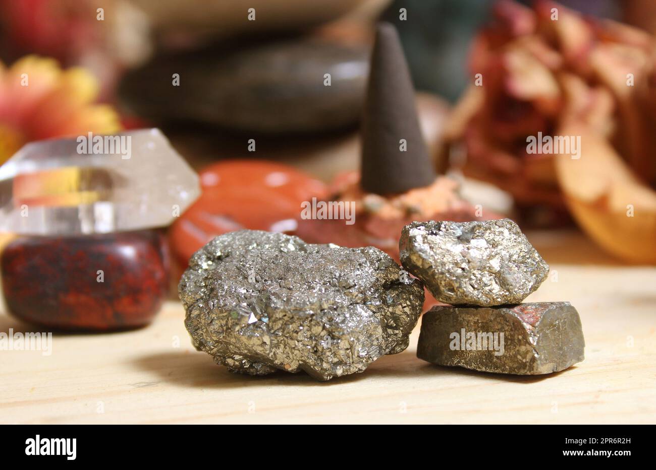 Cône d'Encens sur plaque de pierre avec cristaux et fleurs Banque D'Images
