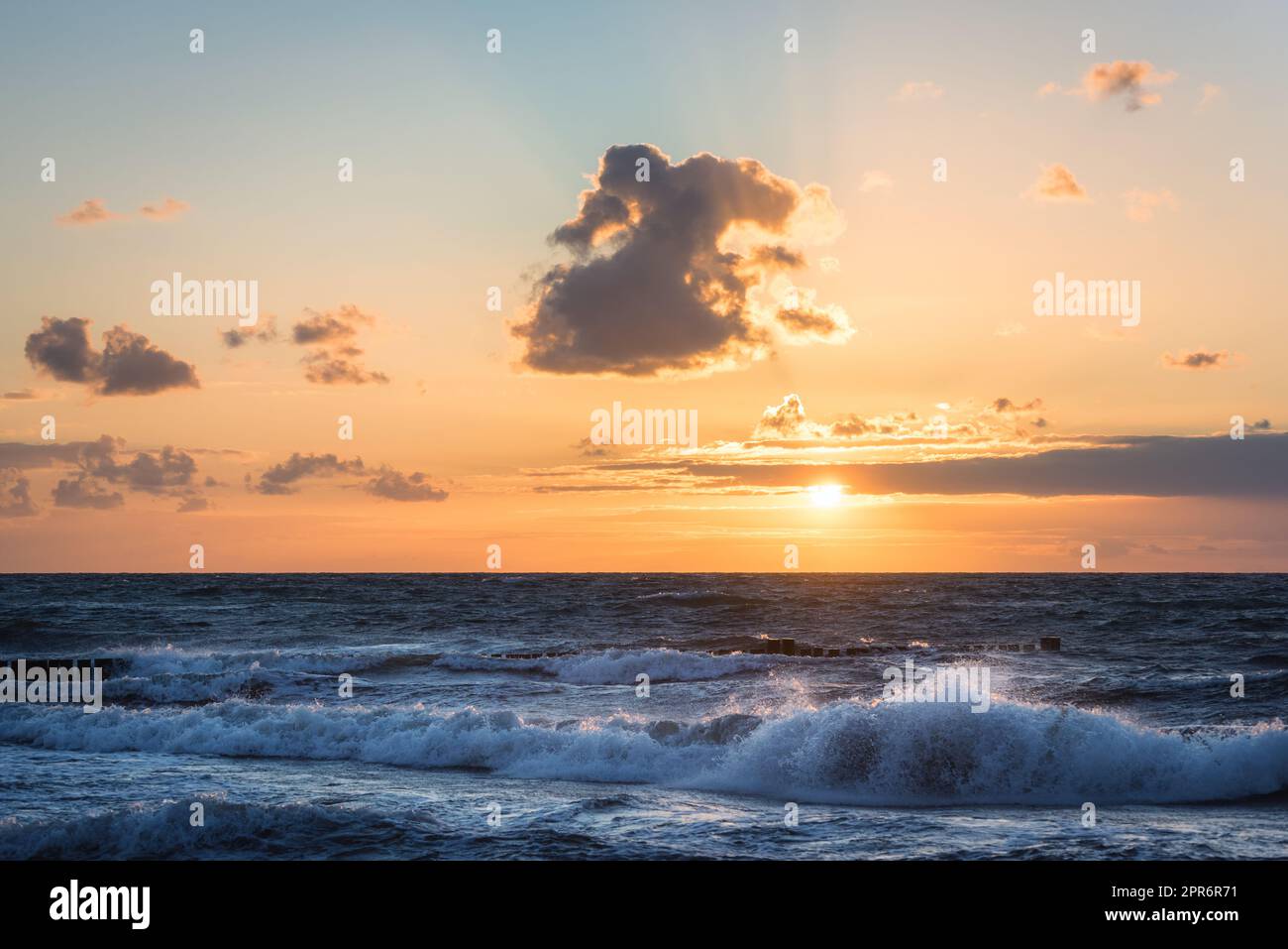 coucher de soleil coloré avec couverture nuageuse sur le coucher de soleil sur la plage - coucher de soleil spectaculaire sur la mer baltique Banque D'Images