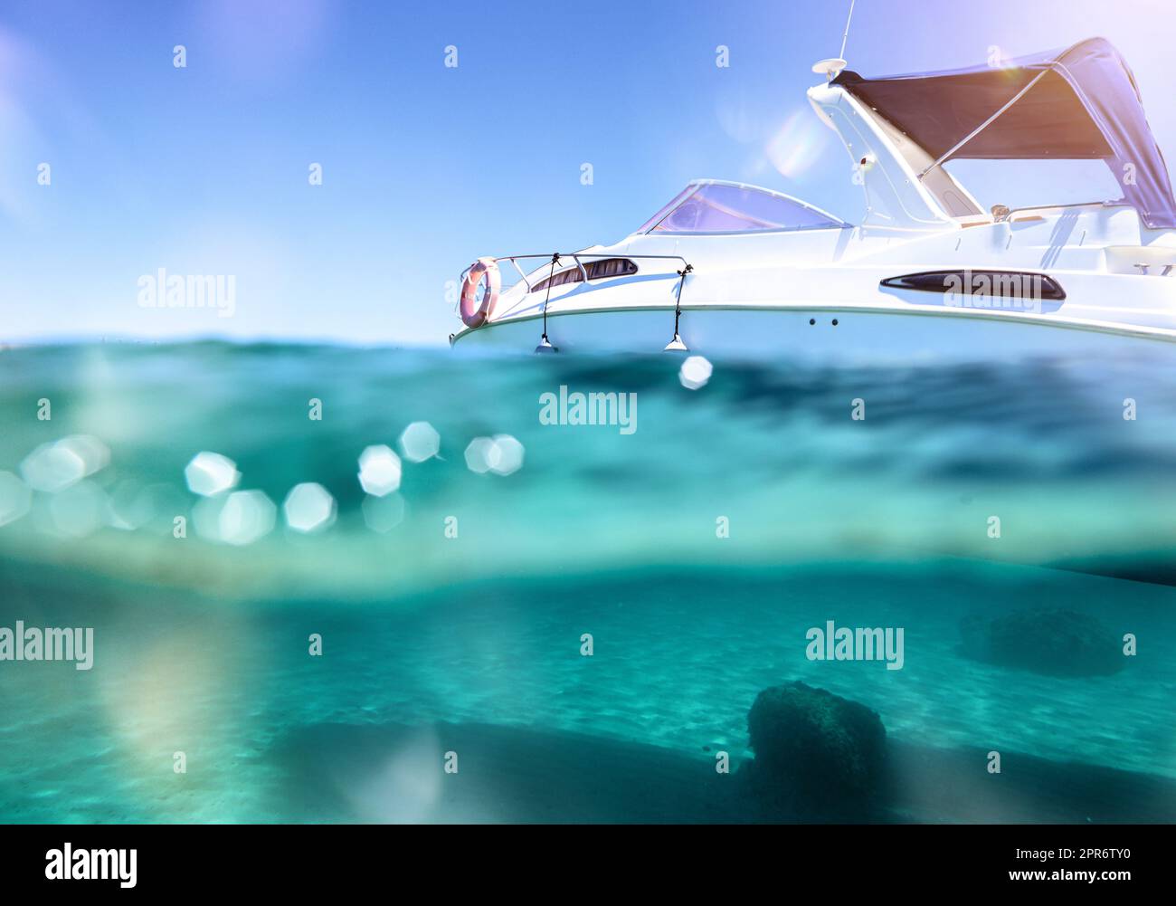 Le bateau flotte dans une mer cristalline et transparente Banque D'Images