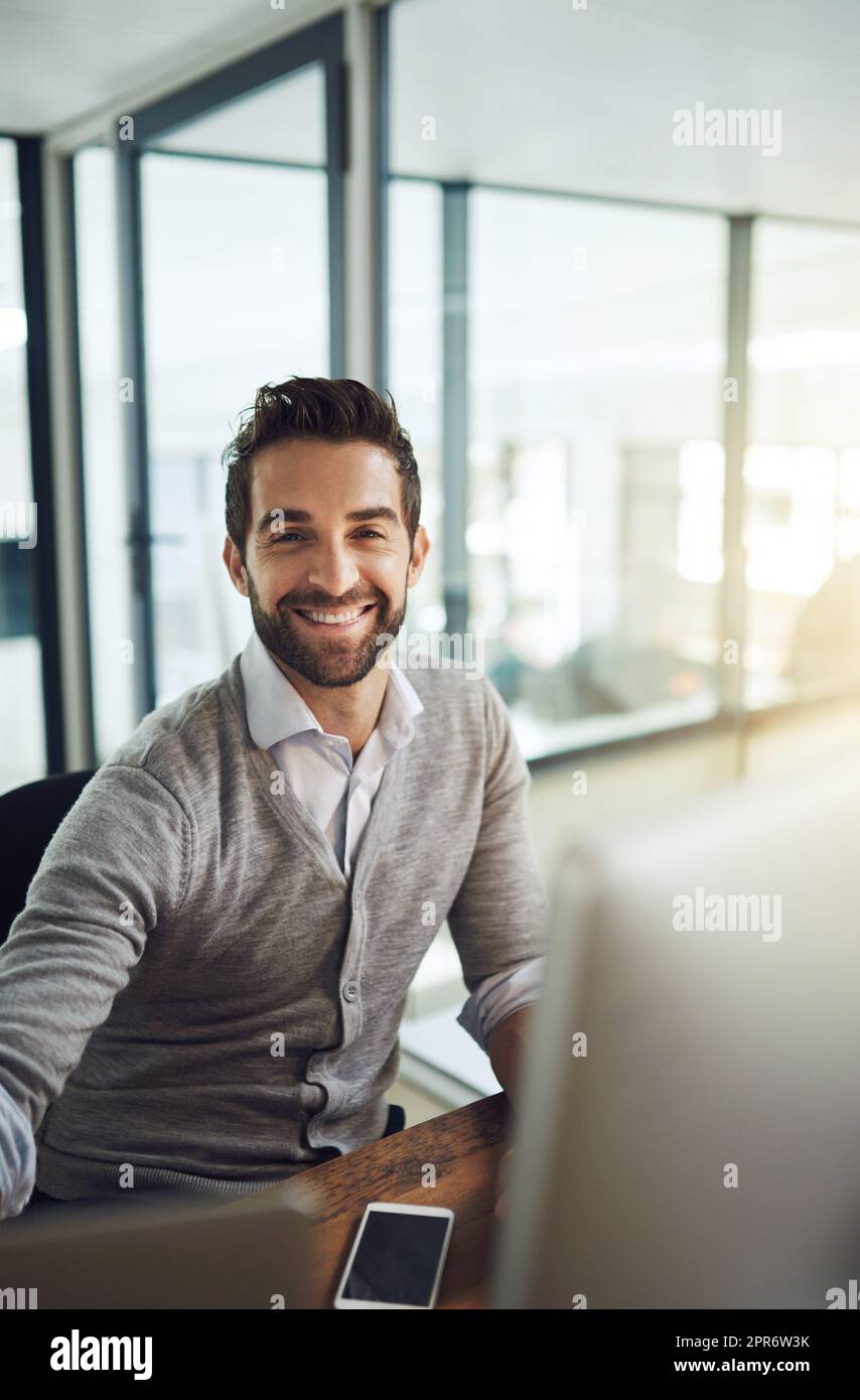 Il reste au sommet de son travail. Cliché court d'un homme d'affaires travaillant dans son bureau. Banque D'Images