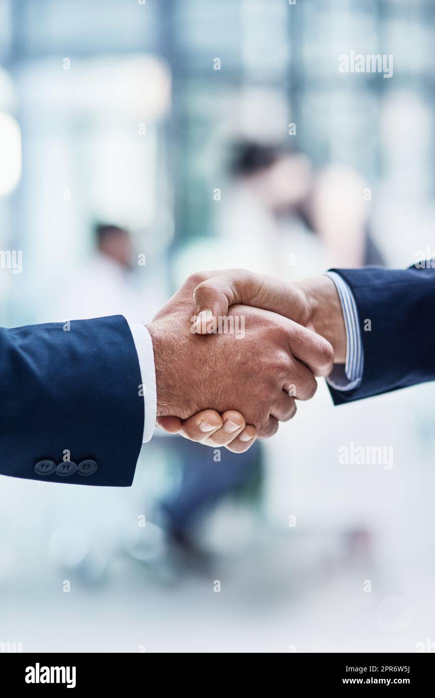 J'ai hâte de travailler ensemble. Photo courte de deux hommes d'affaires méconnus qui se secouent la main dans un bureau d'entreprise. Banque D'Images