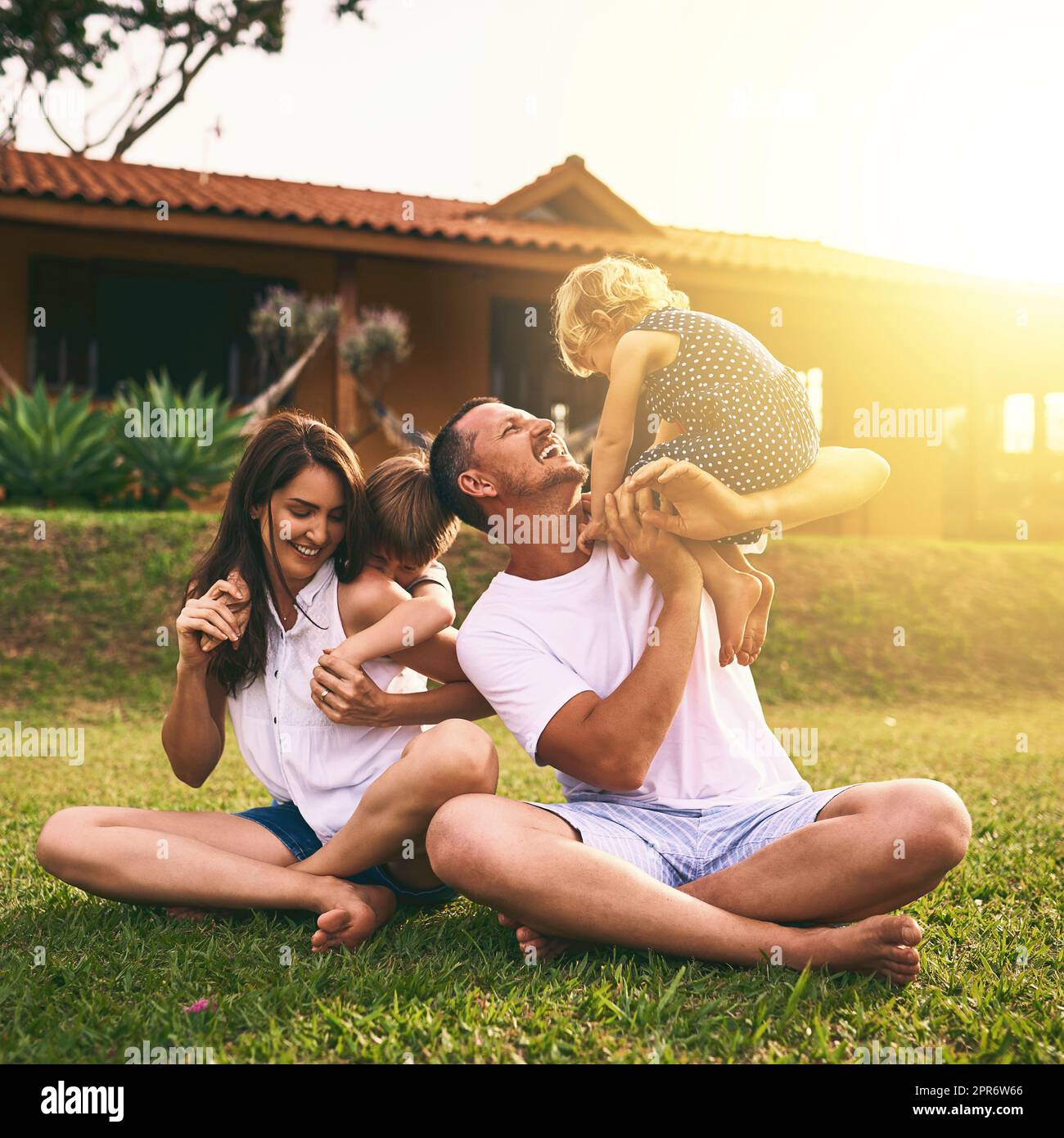 Ils ont le plus de plaisir en famille. Photo d'une famille heureuse se liant à l'extérieur. Banque D'Images