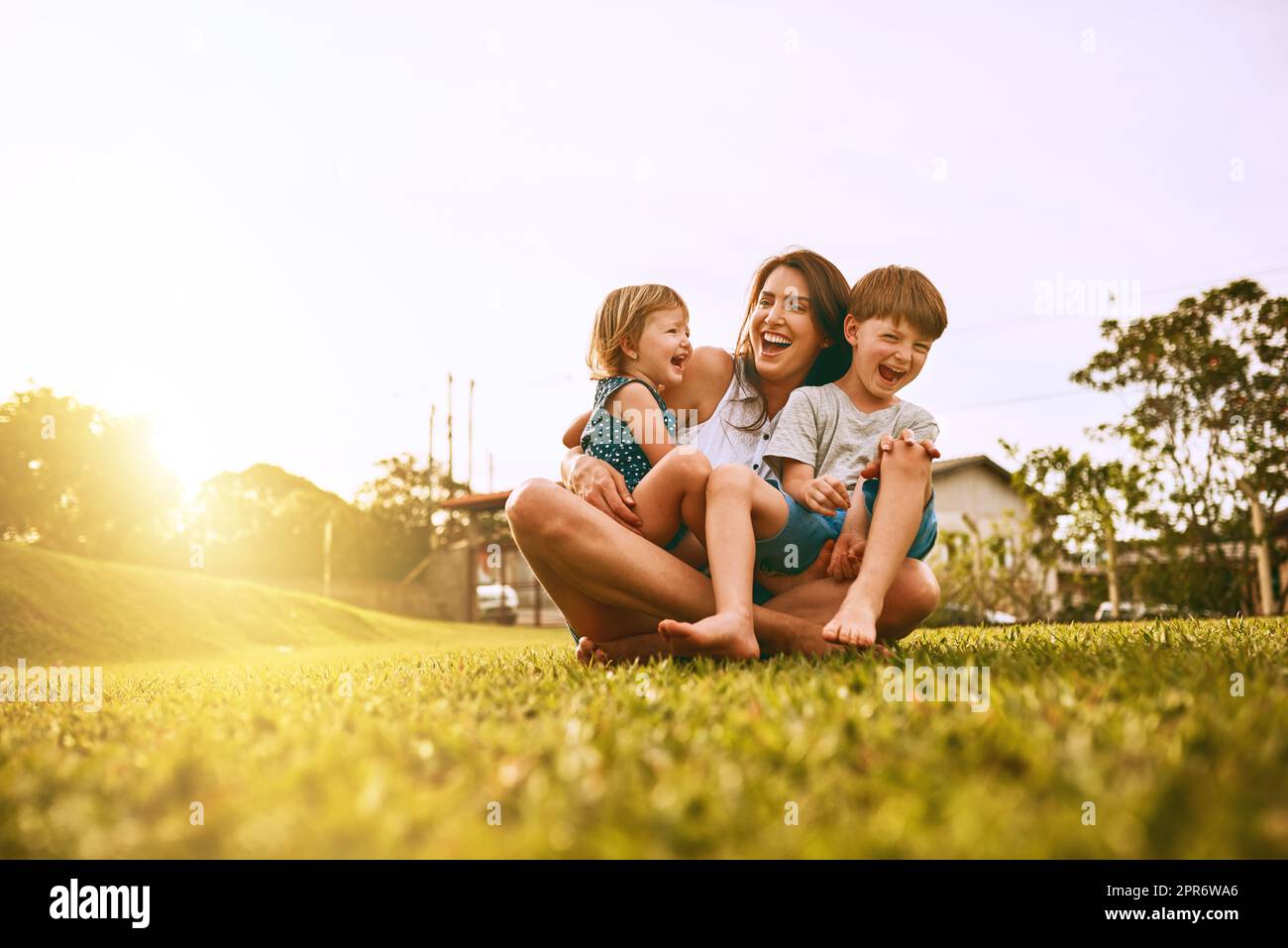 Ses garçons remplissent sa vie de joie. Prise de vue courte d'une jeune famille passant du temps ensemble à l'extérieur. Banque D'Images