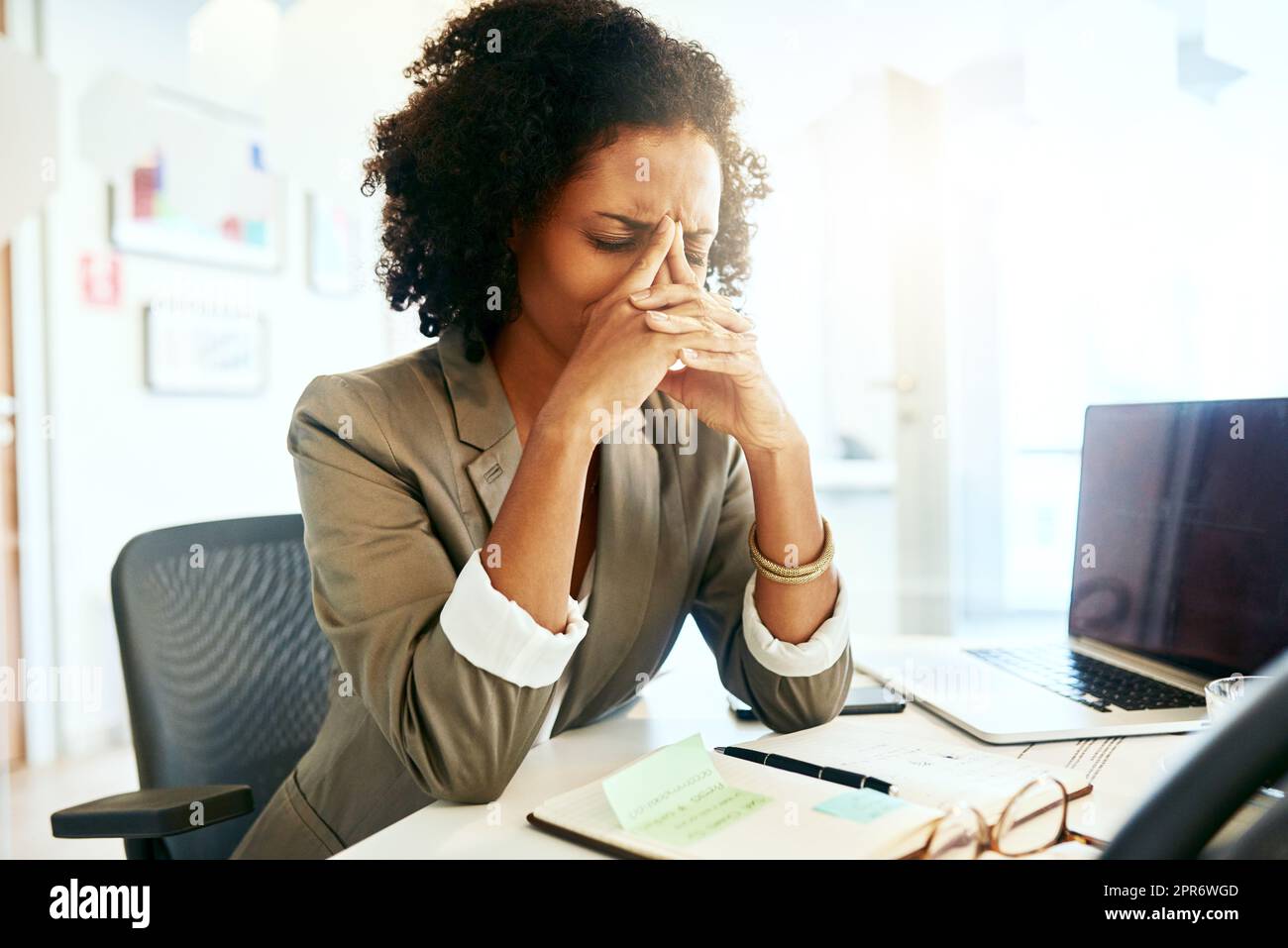 La pression au travail est trop forte. Photo courte d'une femme d'affaires souffrant d'un mal de tête. Banque D'Images