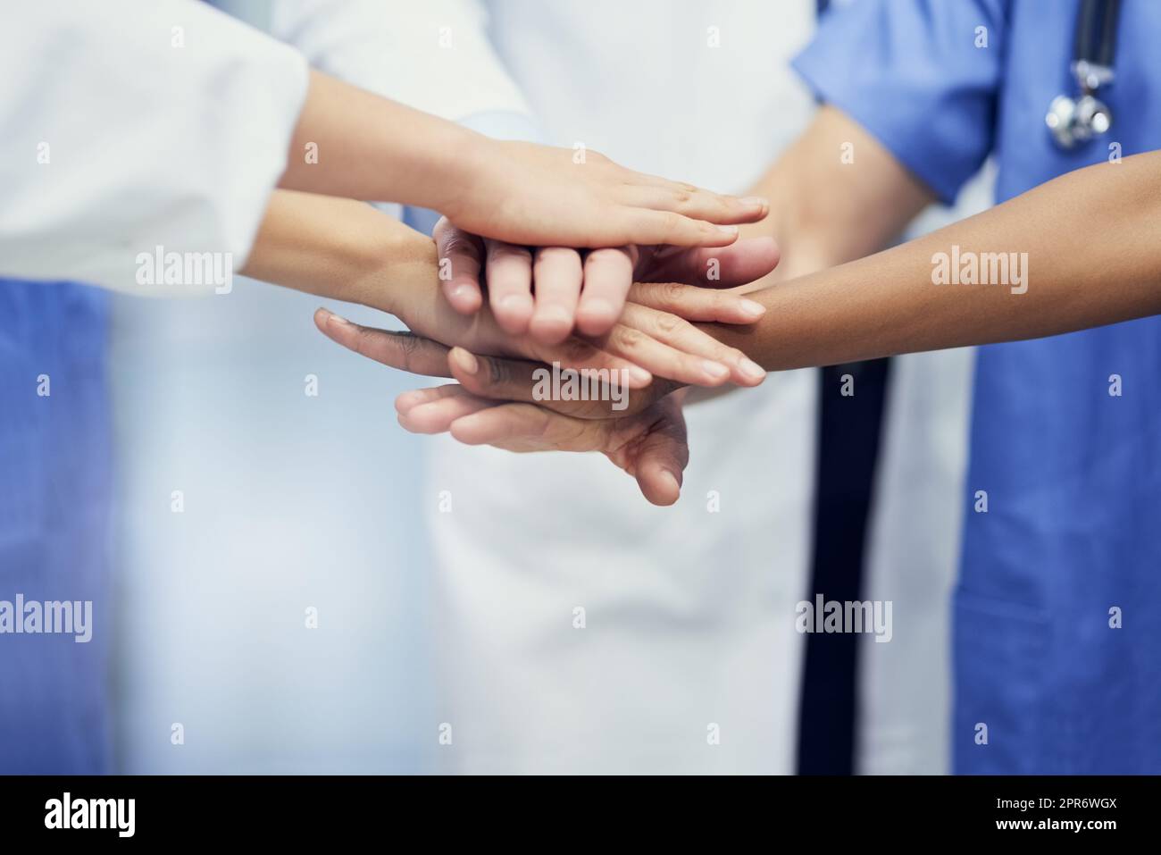 Sauver des vies ensemble. Gros plan d'un groupe de professionnels de la santé debout dans un caucus avec leurs mains ensemble. Banque D'Images