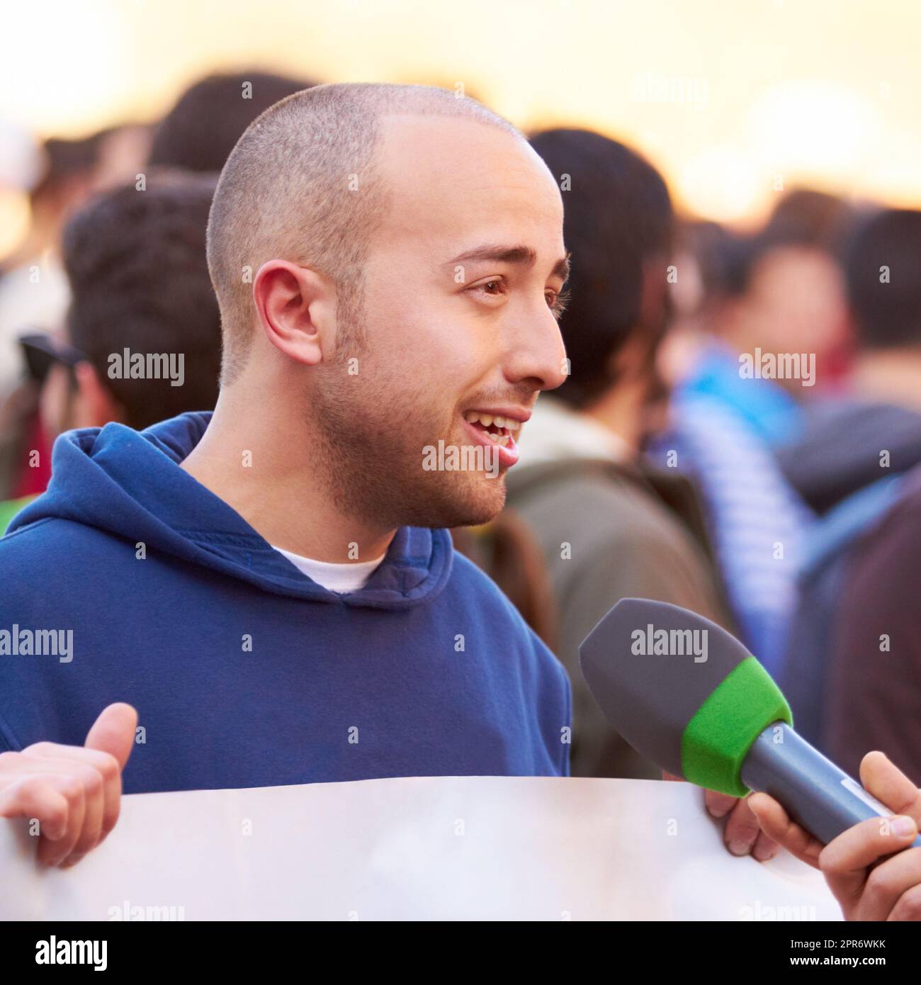 Présenter le cas des gens. Photo d'un manifestant interviewé lors d'un rassemblement. Banque D'Images