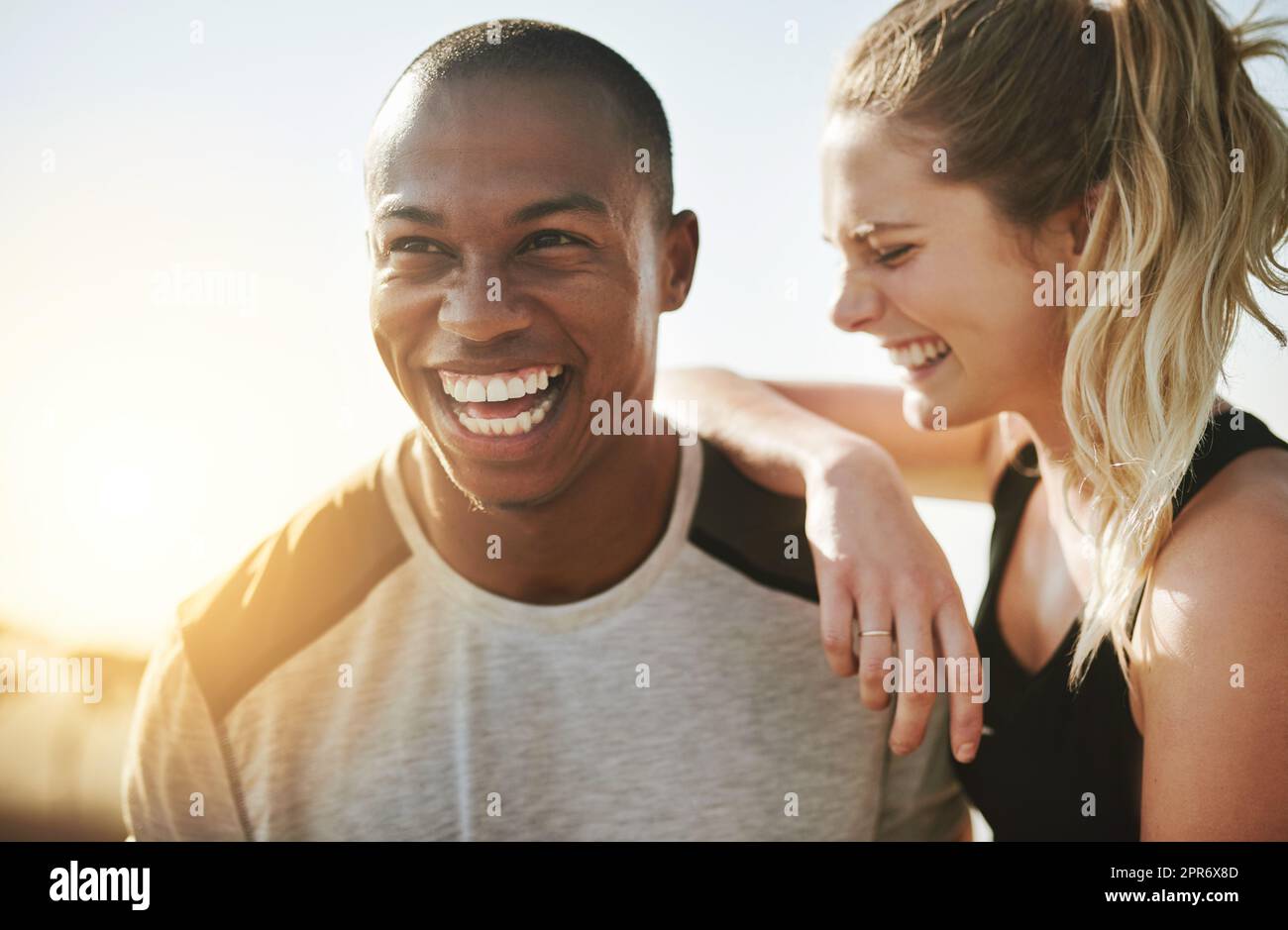 Partenaires dans la vie et la forme physique. Photo d'un jeune couple en pleine forme travaillant ensemble à l'extérieur. Banque D'Images