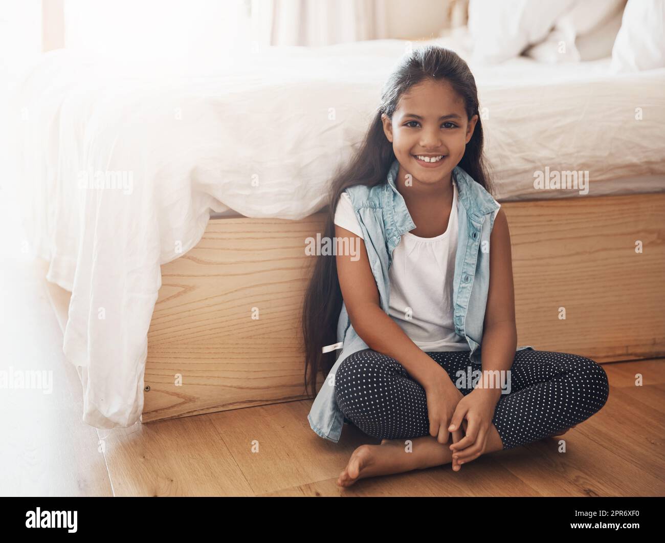 Je me suis traîner dans ma chambre. Portrait d'une jeune fille heureuse  assise sur le sol de sa chambre à la maison Photo Stock - Alamy
