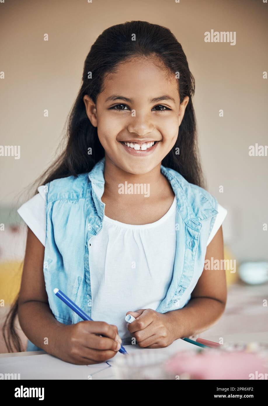 Prendre un début précoce dans le monde de l'art. photo d'une jeune fille mignonne dessin sur papier à la maison. Banque D'Images