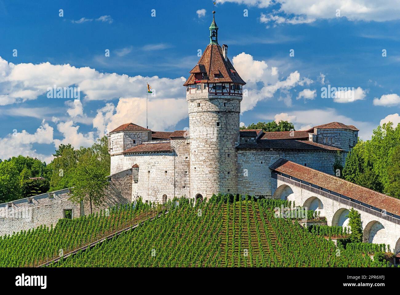 La fortification circulaire médiévale de Munot dans le centre de Schaffhausen sur le Haut Rhin en Suisse Banque D'Images