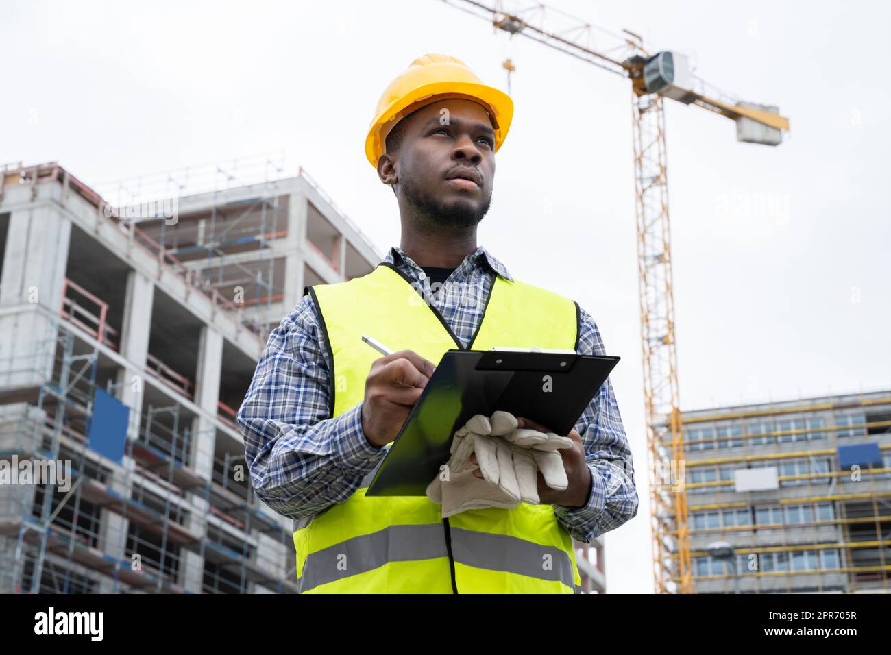 Travailleur de l'inspection OSHA sur le chantier de construction Banque D'Images