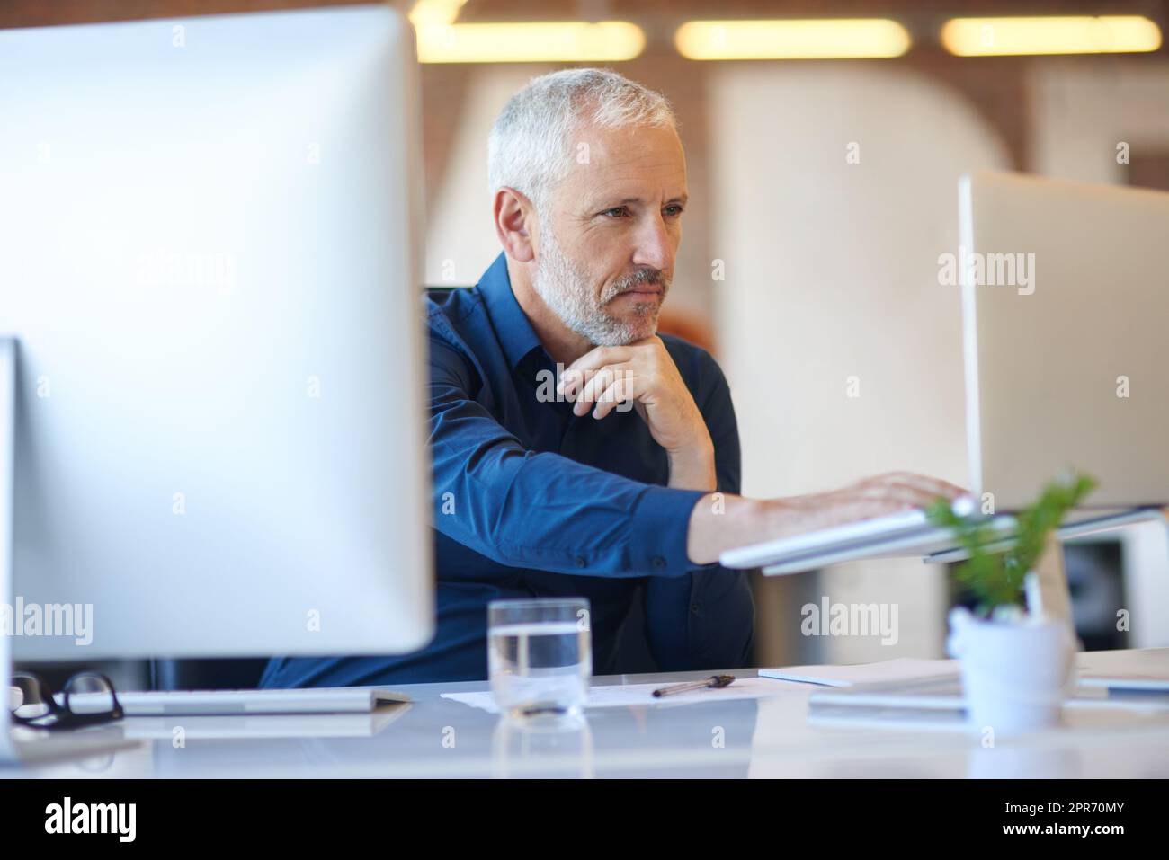 Travailler vers des objectifs de carrière. Prise de vue rognée de personnes en voyage d'affaires au bureau. Banque D'Images