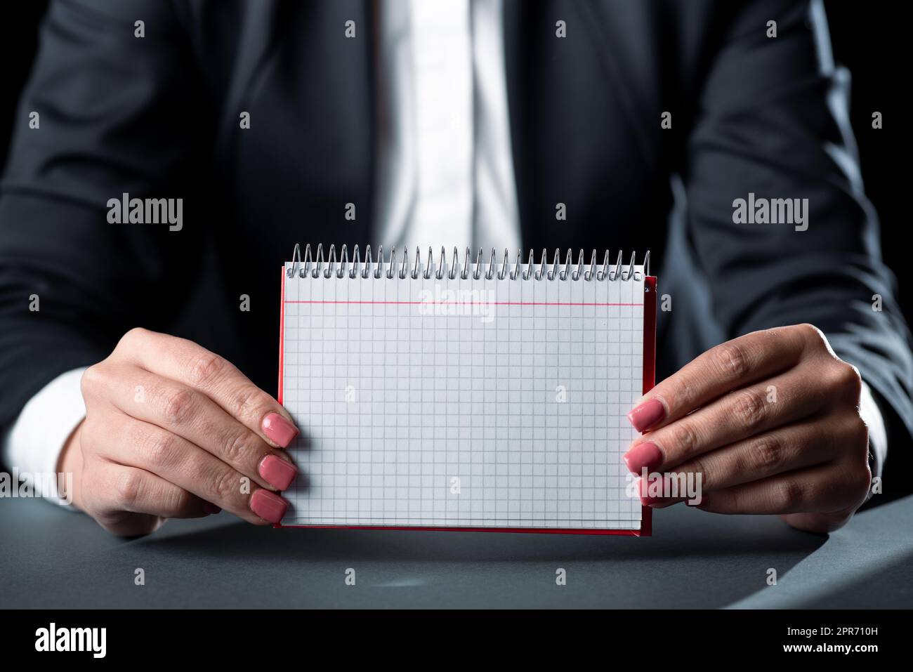 Femme d'affaires tenant une note avec un message important des deux mains. Femme ayant un ordinateur portable avec des informations de base entre les paumes. Directeur présentant des données critiques sur papier Banque D'Images