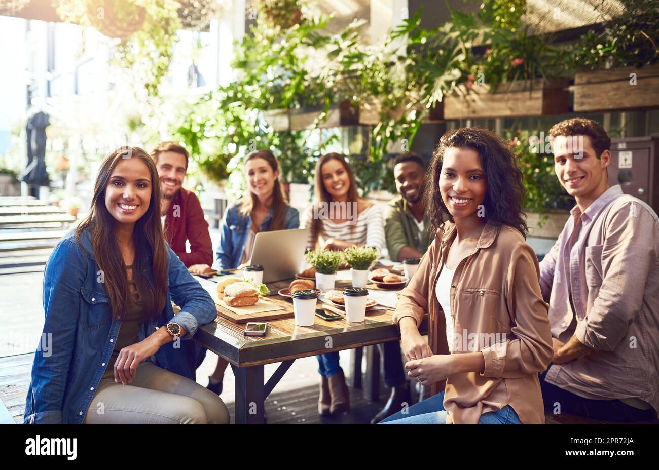 Nous nous rattraperons toujours, même juste pour un déjeuner rapide. Portrait rogné d'un groupe d'amis à l'extérieur pour déjeuner dans un café. Banque D'Images