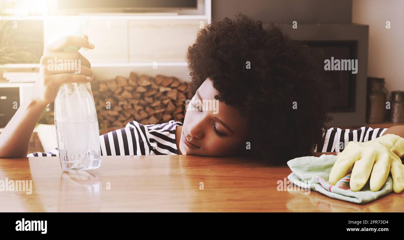 Des shes ont été nettoyés toute la journée. Prise de vue d'une jeune femme fatiguée reposant la tête sur une table après avoir essayé de la nettoyer à l'aide d'un équipement de nettoyage à la maison pendant la journée. Banque D'Images