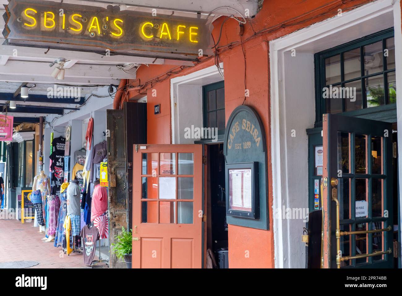 LA NOUVELLE-ORLÉANS, LA, États-Unis - 23 AVRIL 2023 : café historique Sbisa sur Decatur Street dans le quartier français Banque D'Images