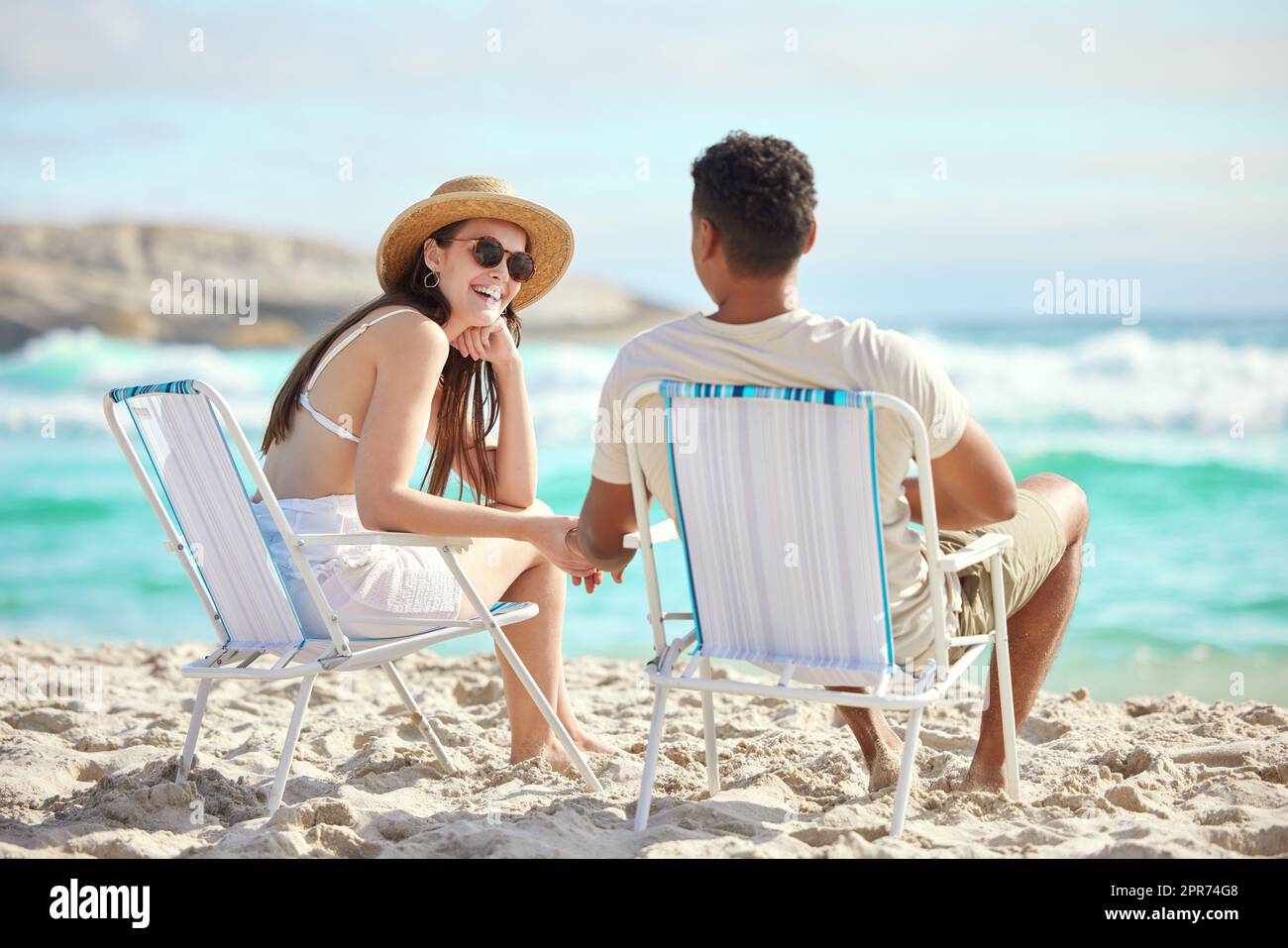 N'importe où avec vous est un moment magique. Photo d'un jeune couple qui se détend à la plage. Banque D'Images