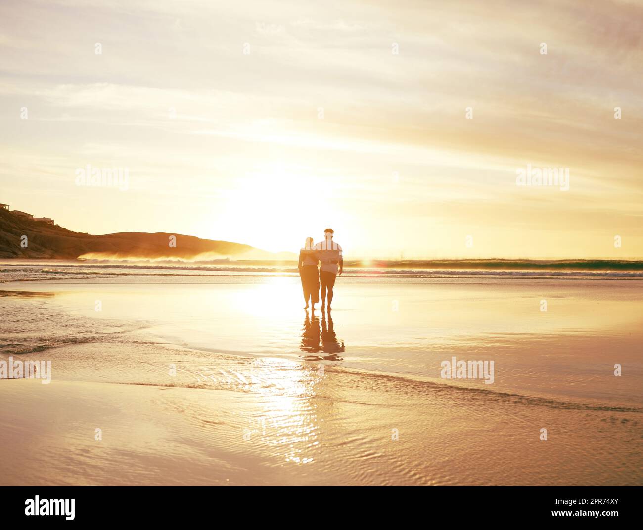 L'auto-contrôle est destiné aux palans. Vue arrière d'un couple inreconnaissable en profitant d'une promenade romantique à la plage. Banque D'Images