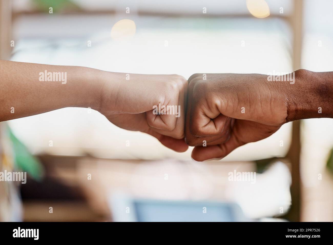 Gros plan sur deux hommes d'affaires qui se sont mis à l'agissement. Deux partenaires inconnus commençant une nouvelle entreprise ensemble, les hommes divers sont d'accord et se motivent contre un fond lumineux avec copyspace Banque D'Images