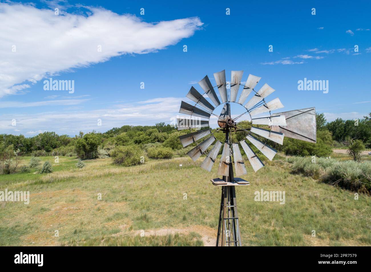 pompe à vent sur une ancienne ferme Banque D'Images