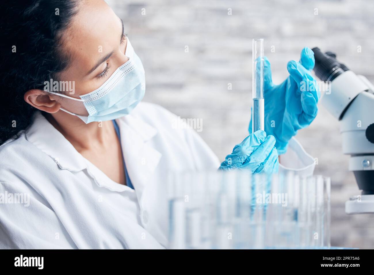 Ils sont prêts à subir un autre essai clinique. Photo d'un jeune scientifique travaillant avec des tubes à essai dans un laboratoire. Banque D'Images